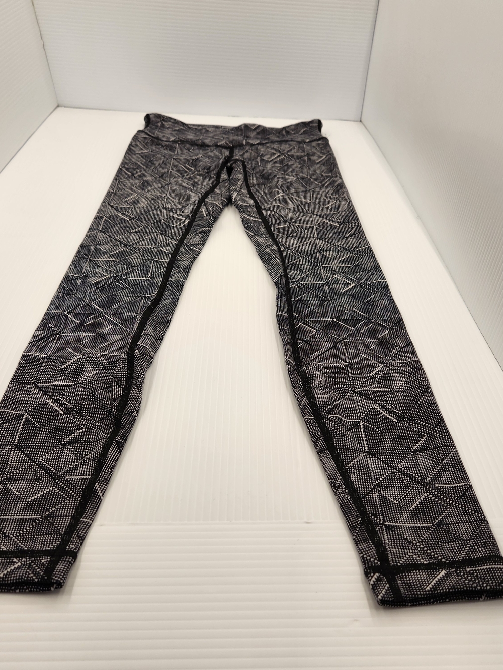 High-Rise Printed Women's Active Leggings in Dark Gray - Picture 2 of 9